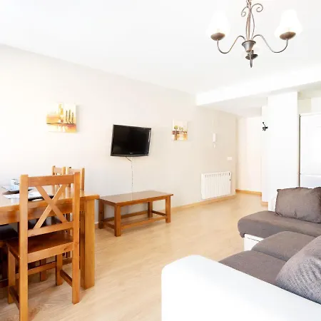 Ravishing House Boat In With Fireplace Botel 3*