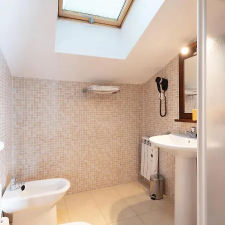 Ravishing House Boat In With Fireplace Botel 3*